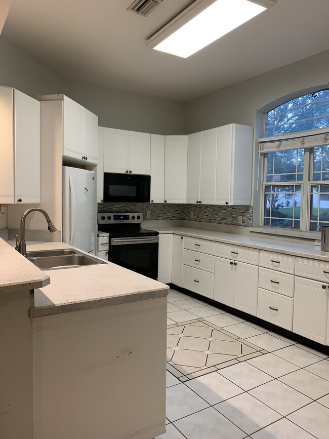 Building Photo - 3204 Southern Hills Cir W