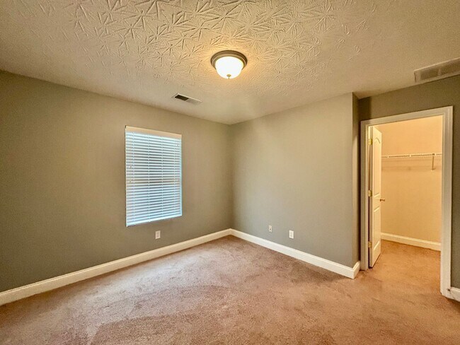 Building Photo - Large 4 Bed, 2.5 bath in Lexington!