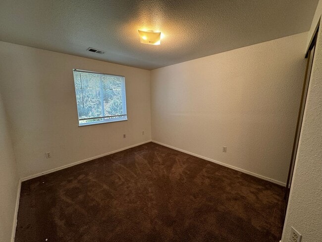 Building Photo - Beautiful pet-friendly home in a wooded ar...
