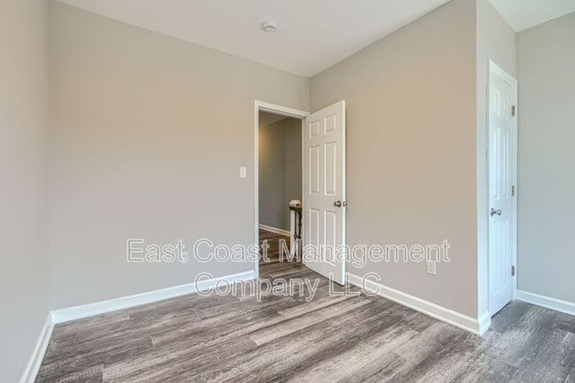 Building Photo - 2408 Llewelyn Ave