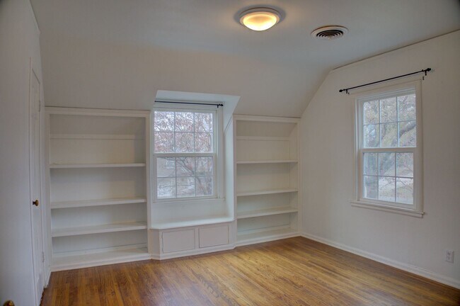 Building Photo - 3-bedroom, 2.5-bath home with mostly hardwood floors