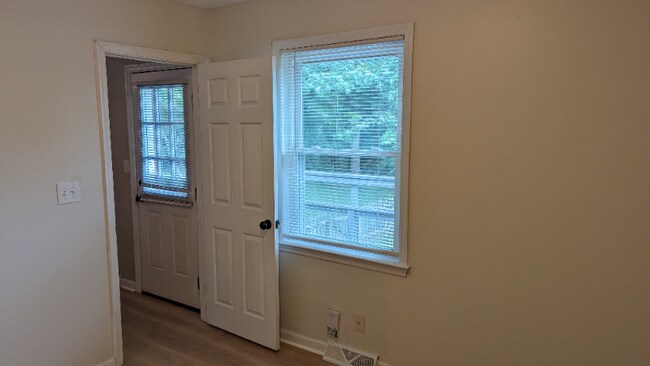 Building Photo - 474 Woodview Dr