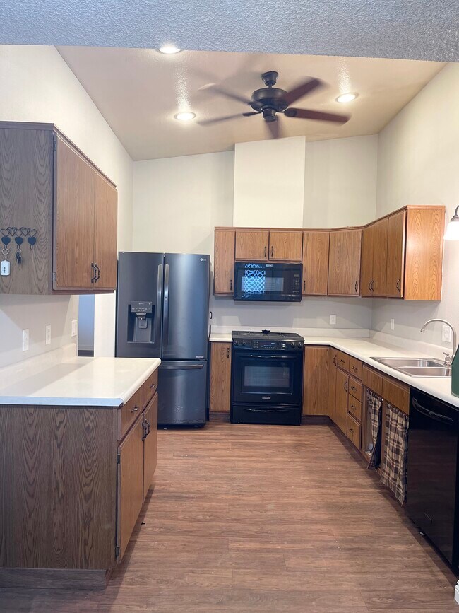 Building Photo - 1973 Memory Ln