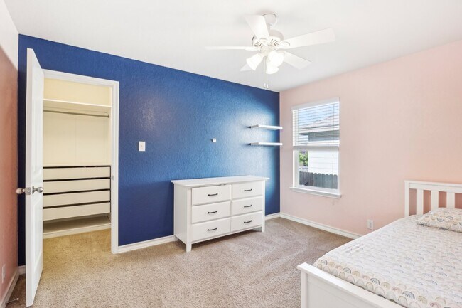 Building Photo - "Charming 4-Bedroom Oasis with custom fini...