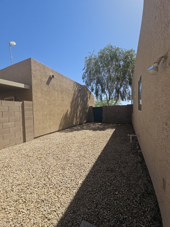 Building Photo - 2300 E Magma Rd