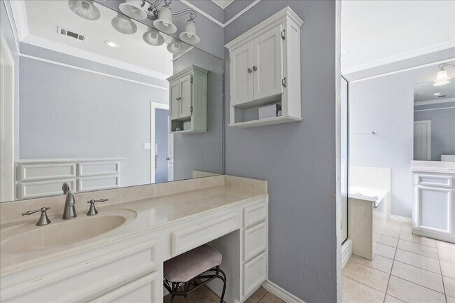 Building Photo - 2490 Amberwood Dr