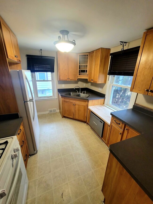 Building Photo - Charming 4 Bedroom on the North Side of Ma...