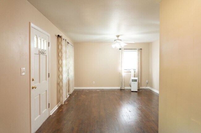 Building Photo - 114 Stratford Ct