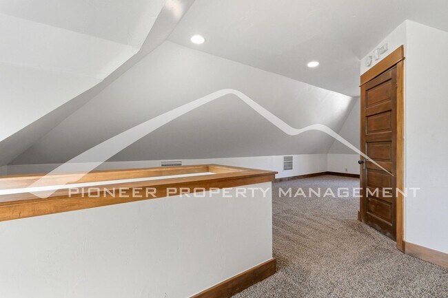 Building Photo - Beautiful Home with Fenced Yard and Washer/Dryer