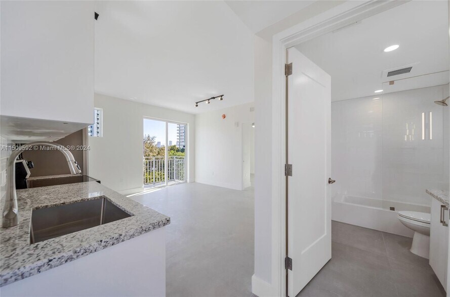 Building Photo - 1536 NW 15th Ave