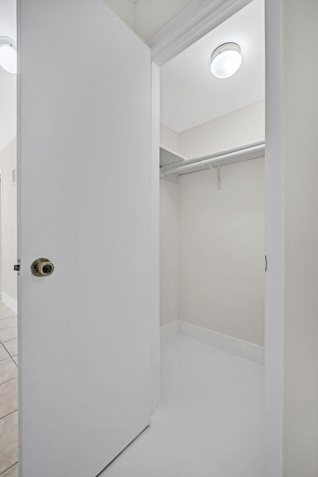 Building Photo - Cozy 2/1 Home in Sunrise!