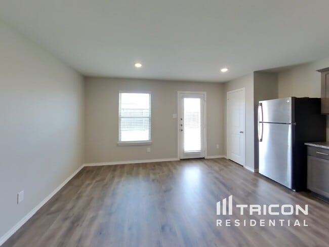 Building Photo - 2514 Henley Dr