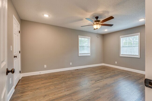 Building Photo - 3 Bed/2 Bath fully Renovated House