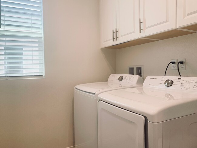 Building Photo - Welcome home to this stunning, recently constructed 4 bedrooms, 3-bath house in the desirable Wes...