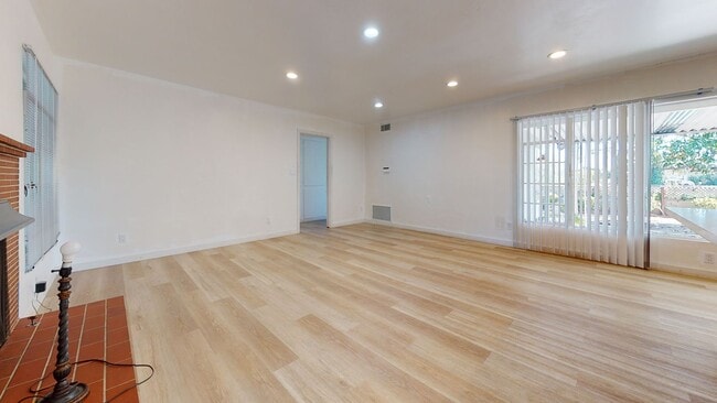 Building Photo - 5231 E Falls View Dr