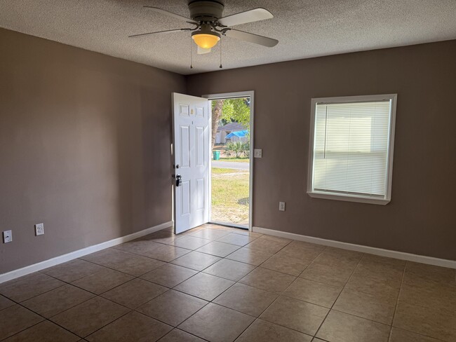 Building Photo - 608 W Sunset Blvd