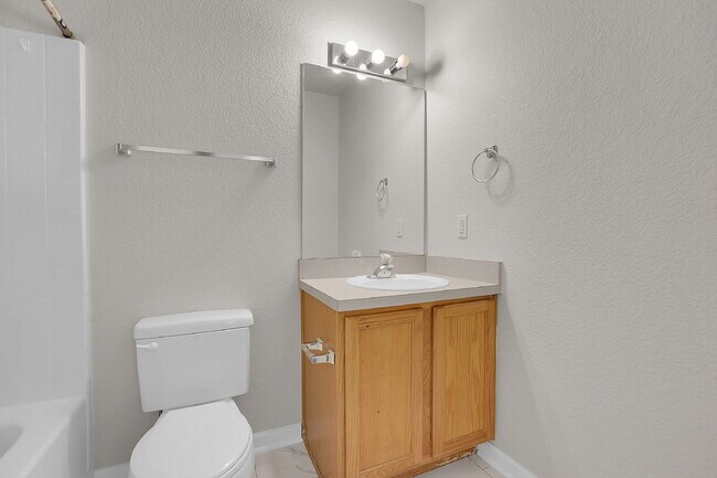 Building Photo - $1,800 3 Bed, 2 bath Home located in Denver with in Unit Laundry!