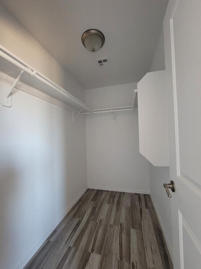 Building Photo - 8670 E 40th Ln