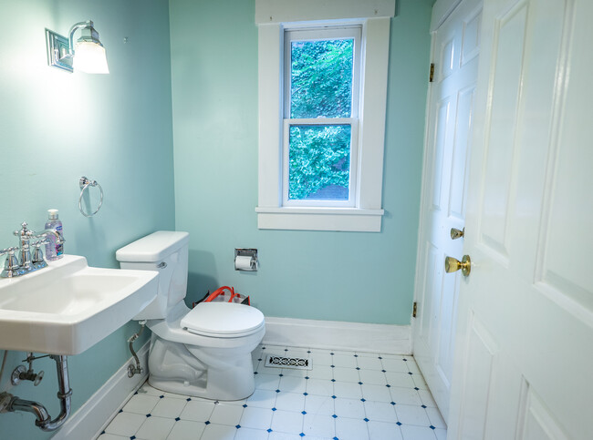 Downstairs Half Bath - 383 W Hubbard Ave