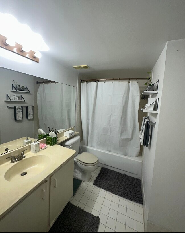 Building Photo - 9777 Westview Dr