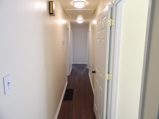 Building Photo - 102 Cedar Dr