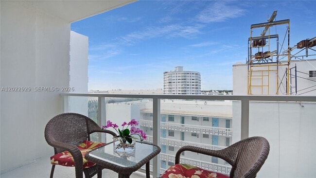 Building Photo - 1750 James 9J