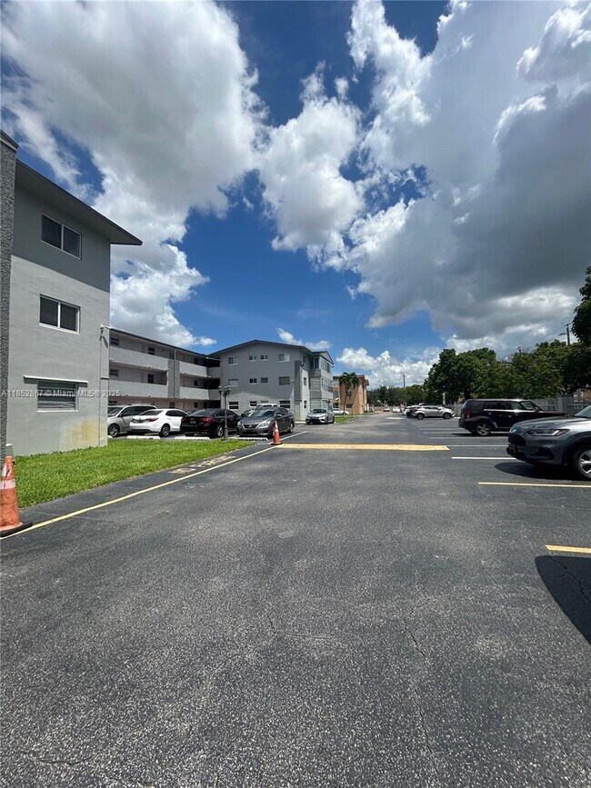 Building Photo - 120 Royal Palm Rd