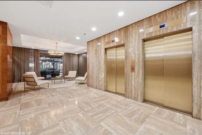 Building Photo - Prime Gold Coast Lovely 1BD/1BA