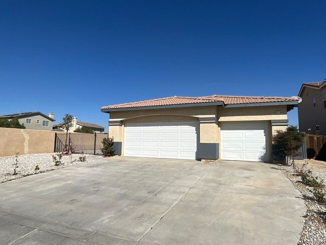 Building Photo - 3 bedroom 2 bath home with large yard avai...