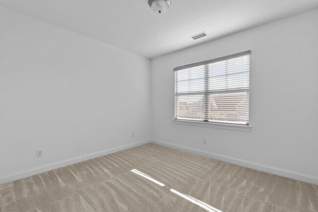 Building Photo - Exquisite 4-bedroom, 2.5-bath home located in the charming city of Chesapeake