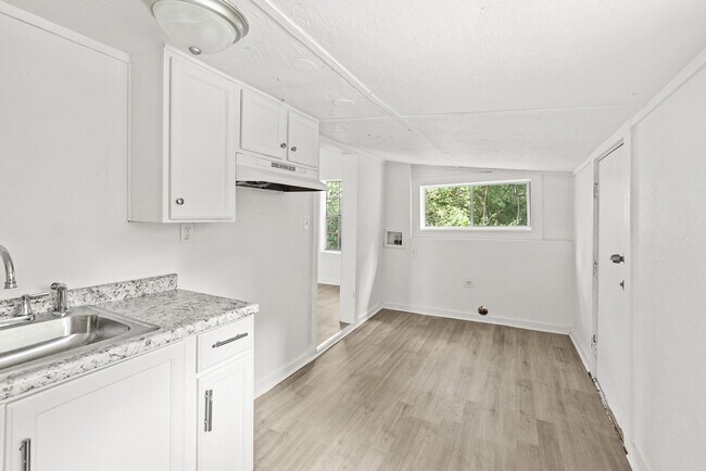 Building Photo - Charming 2 Bedroom, 2 Bathroom house