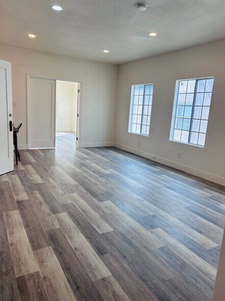Spacious light-filled Living Room. - 4043 1/2 W 21st St