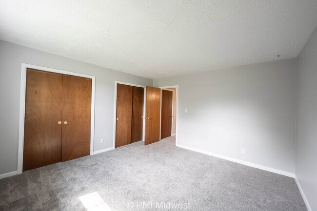 Building Photo - "Charming 2-Bed Townhouse Retreat on Progr...