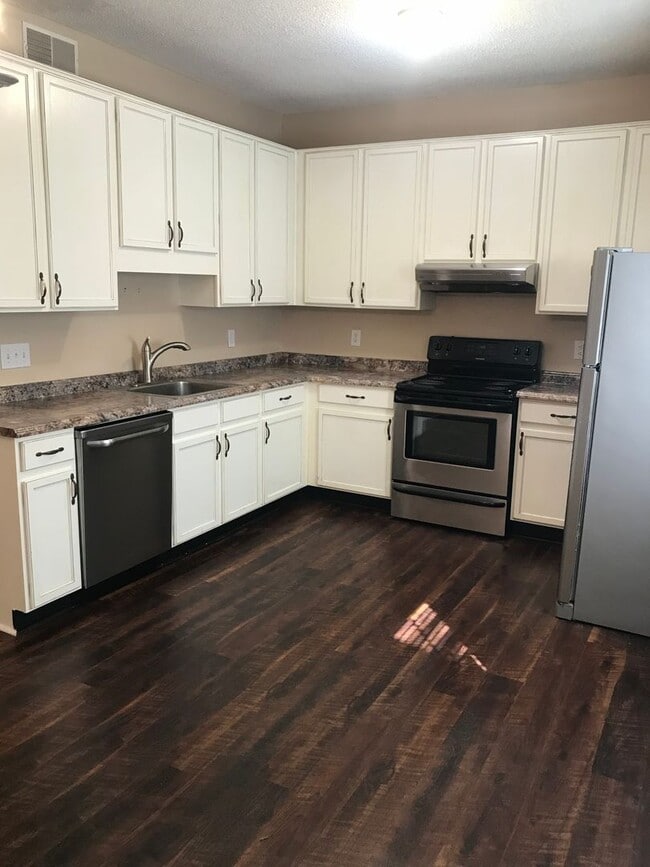 Building Photo - Nice 2 bedroom 2.5 bath town home in quiet neighborhood in town