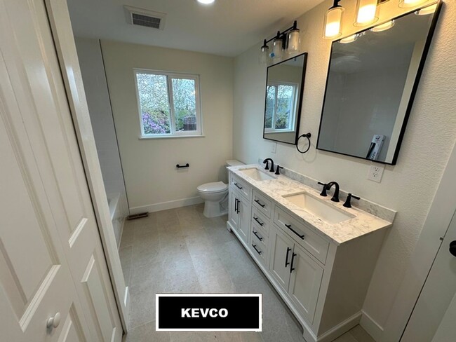 Building Photo - Tastefully Renovated Home!