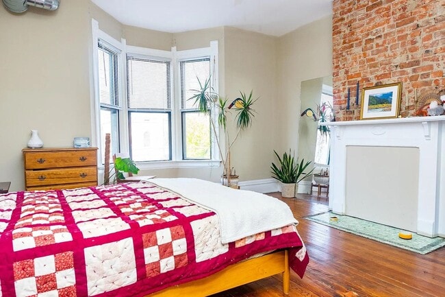 Building Photo - Stylish 3-Bedroom Apartment in Walnut Hill...