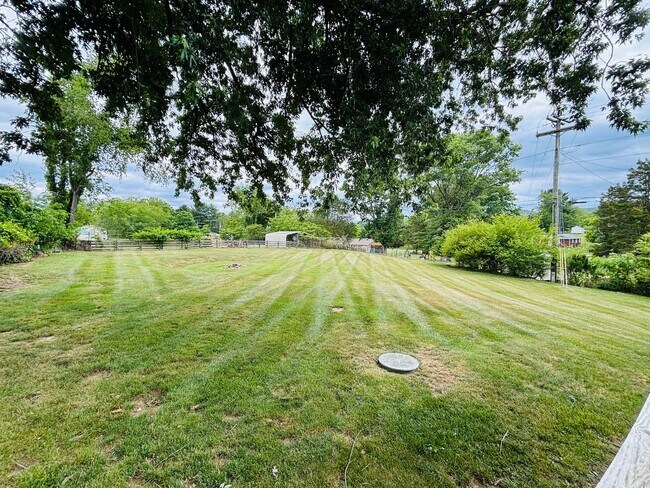 Building Photo - 1504 Thomas Ln