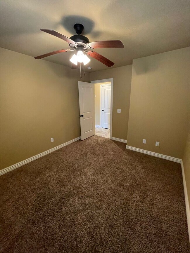 Building Photo - 405 Cherry St