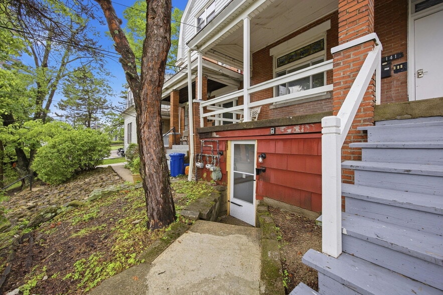 Building Photo - 141 Oneida St