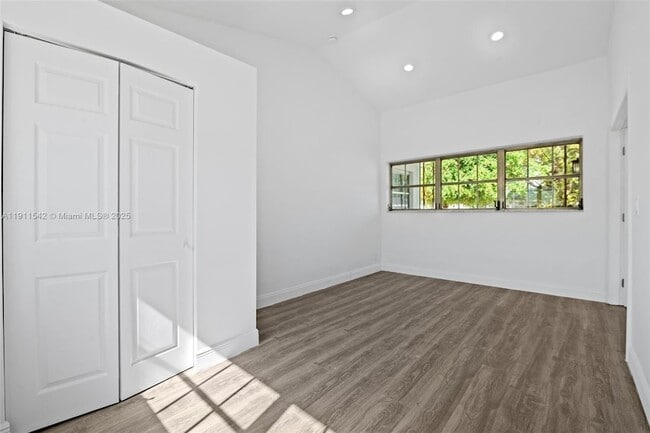 Building Photo - 2444 Plunkett St