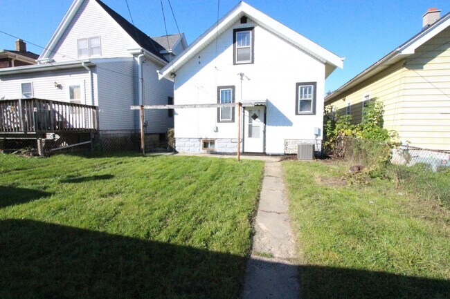 Building Photo - 3 bedroom 1 bath West Allis home with granite counters and 2 car garage