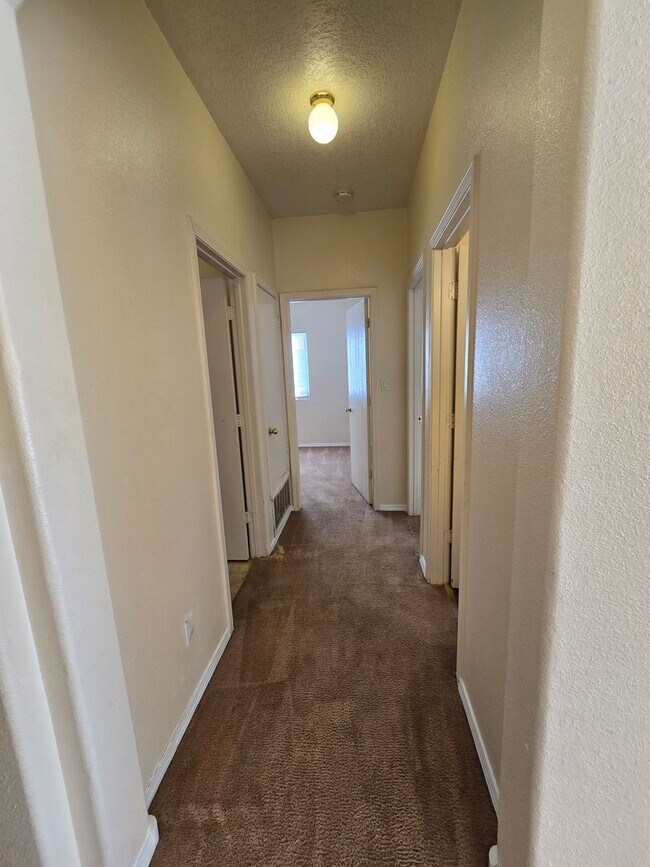 Building Photo - 4 bed, 2 bath home in Northern Meadows