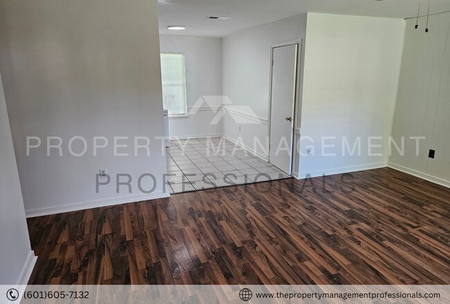 Building Photo - Cute, Comfortable on a Circle