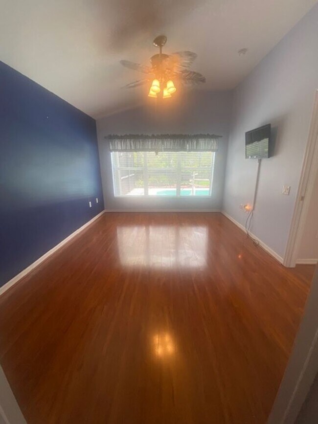 Building Photo - 3 bedroom 2 bath pool home in Colonial Cou...