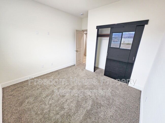 Building Photo - 1340 Arrowhead St