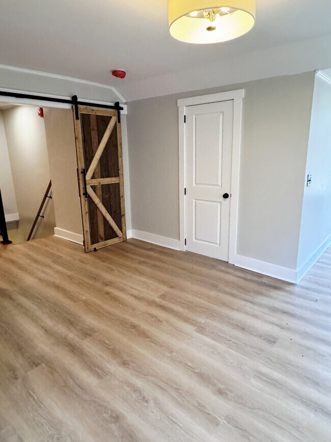 Building Photo - 1880 E Broad St