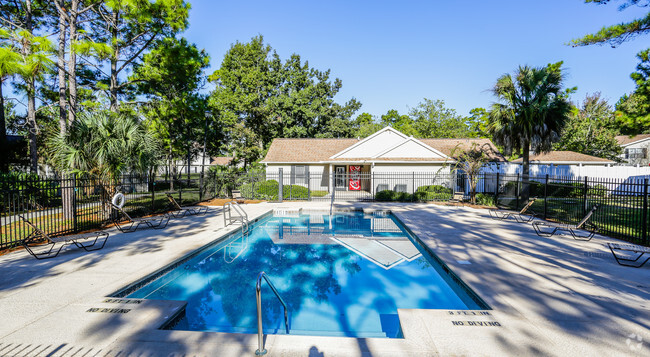 Pool - Pinewood Pointe Apartments