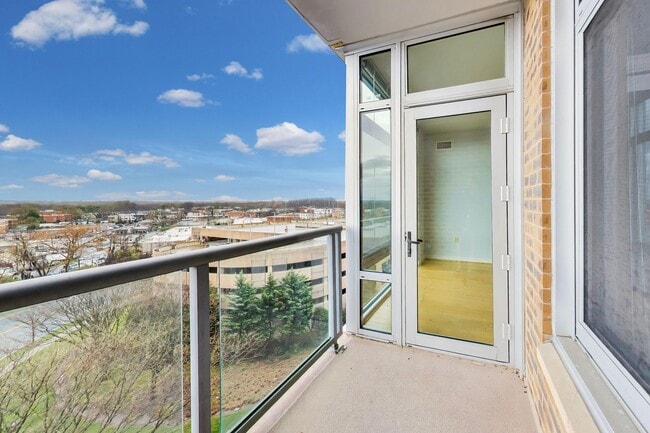 Building Photo - AMAZING LOCATION! This stunning 1bedroom/1.5bath