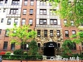 Building Photo - 4 Maple Dr