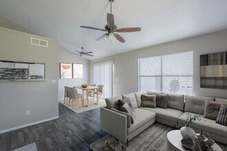 Building Photo - 1105 Park Vista Dr